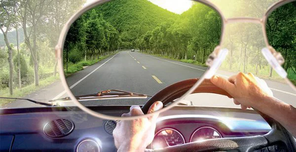 راهنمای انتخاب عینک تدریجی برای رانندگی در رشت | دید بهتر در شب و روز