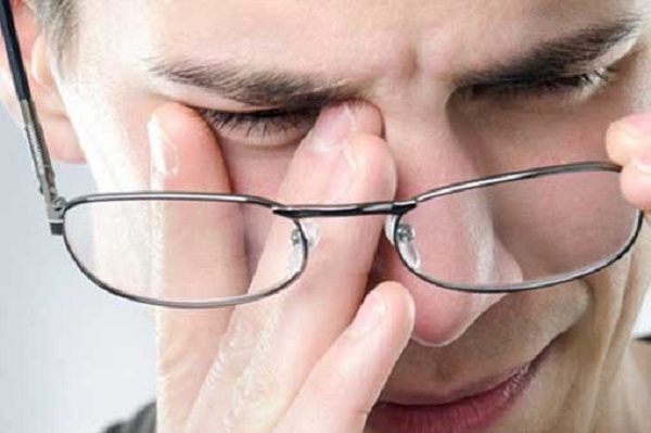 اپتومتریست چگونه به کاهش خستگی چشم کمک می‌کند؟