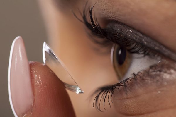 آیا گریه کردن با لنز خطرناک است؟