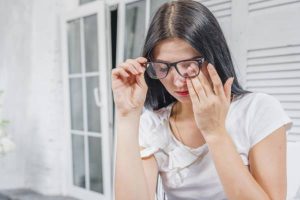 آستیگماتیسم چه عوارضی دارد ؟