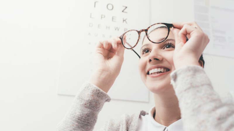 فواید عینک برای چشم ضعیف