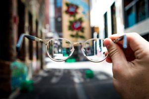فواید عینک برای چشم ضعیف!