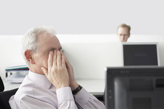 چگونه خستگی چشم هنگام کار با کامپیوتر را کاهش دهیم؟