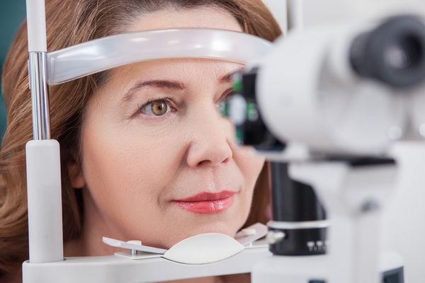 اهمیت معاینه سالانه چشم توسط اپتومتریست | پیشگیری از مشکلات بینایی در رشت