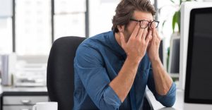 بررسی مشکلات چشمی ناشی از موبایل و لپ‌تاپ | راهکارهای اپتومتریست‌ها در رشت
