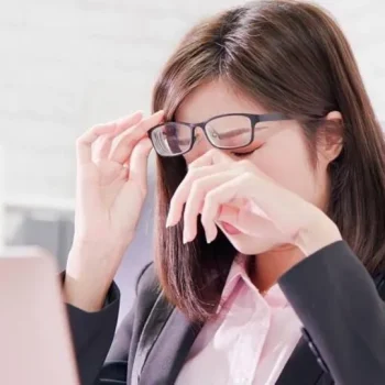 اپتومتریست چگونه به کاهش خستگی چشم کمک می‌کند؟
