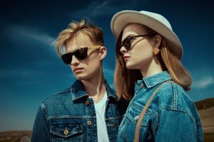عینک‌ های آفتابی بزرگ باید چگونه روی صورت شما قرار بگیرند؟