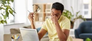چگونه خستگی چشم هنگام کار با کامپیوتر را کاهش دهیم؟