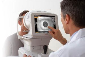 معاینه چشم دقیق در رشت یعنی چه و چه تفاوتی با تست ساده دید دارد؟