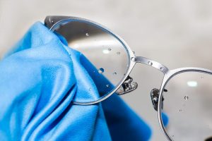 آیا خط و خش عینک روی کیفیت دید تاثیر می‌گذارد؟