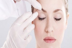 انجام عمل جراحی زیبایی پلک و شرایط آن