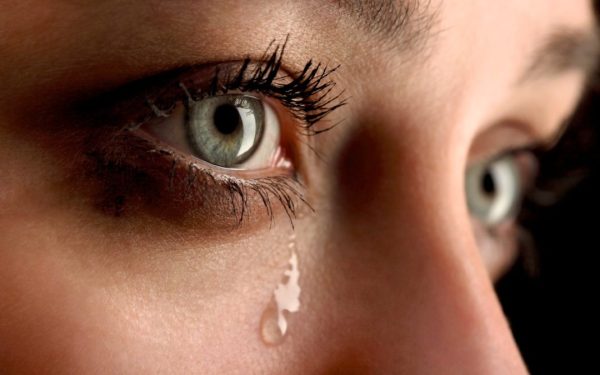 علت جمع شدن آب در چشم