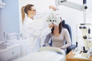 خدمات تخصصی اپتومتری در رشت | از تست بینایی تا تجویز دقیق عینک