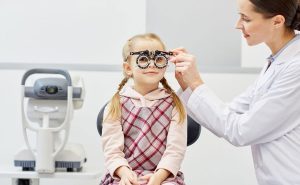 معاینه چشم اپتومتری برای دانش‌آموزان در رشت | پیشگیری از تنبلی چشم