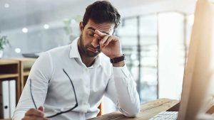 چگونه از شر خارش چشم در شب خلاص شوید؟