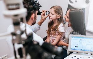 برای تشخیص مشکلات بینایی کودک چه زمانی به اپتومتریست مراجعه کنیم؟