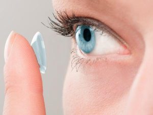 استفاده از لنز اسکلرال بهتر است یا لنز هیبریدی؟