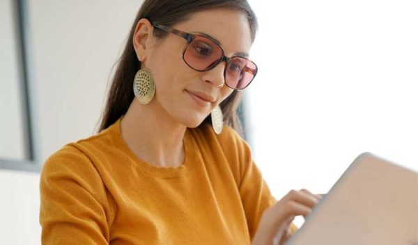 عینک حساس به نور چگونه کار می‌کند؟