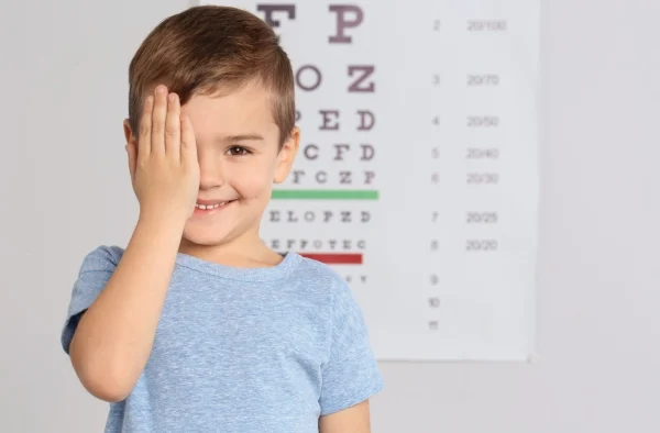 برای تشخیص مشکلات بینایی کودک چه زمانی به اپتومتریست مراجعه کنیم؟