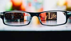 3 تفاوت عینک طبی با مطالعه