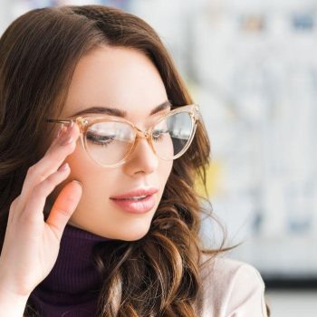 ایا عینک زدن باعث بهبود سلامت چشم میشود؟
