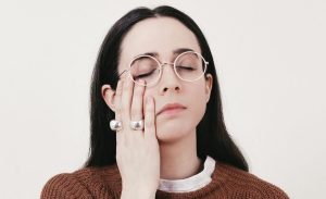 ایا عینک زدن باعث گودی زیر چشم میشود؟