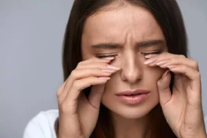 علت سوزش چشم و تاری دید