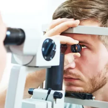 مراحل معاینه چشم اپتومتری از ابتدا تا تجویز عینک | تجربه دقیق در ساحل اپتیک رشت
